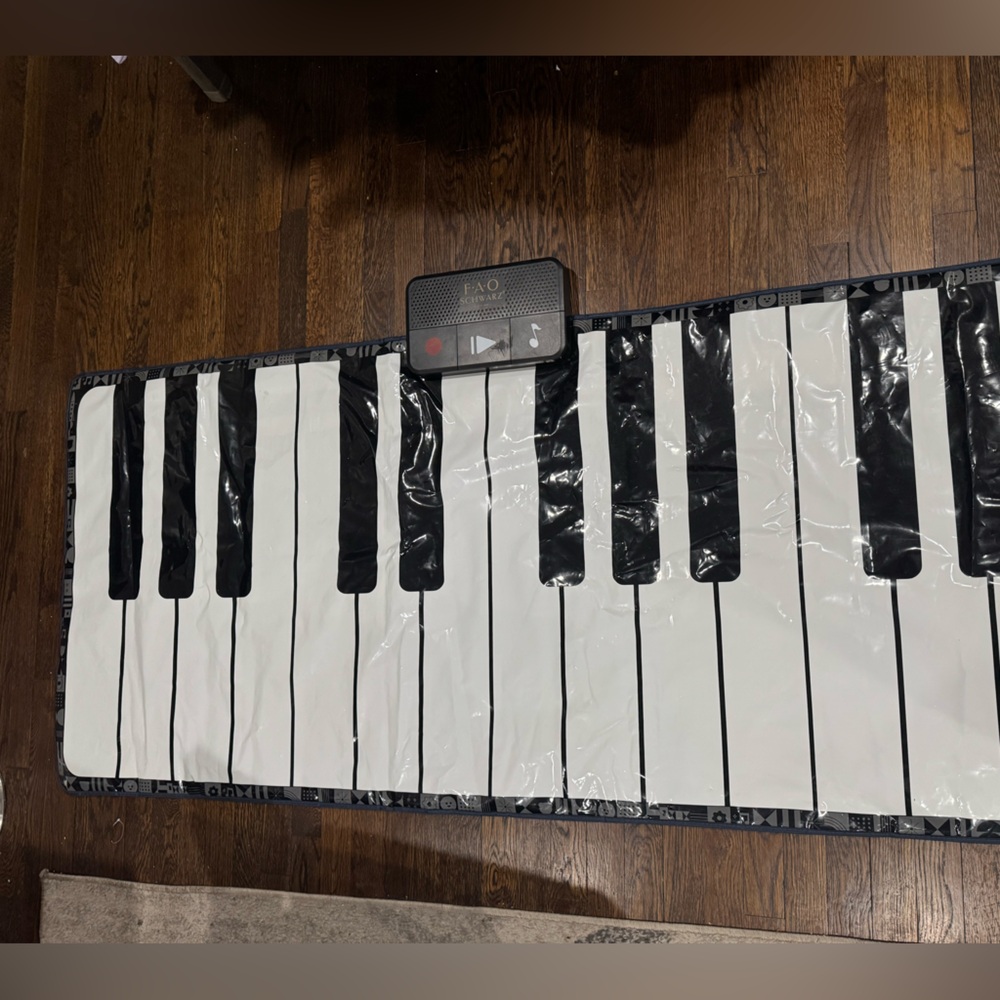 FAO Schwarz Giant Piano Mat - Black and White